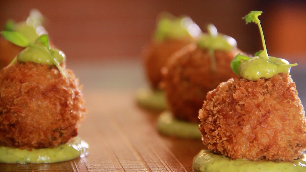 Bolinho de rubacão com molho verde, receita que reinventa o clássico rubacão – um dos pratos mais tradicionais da Paraíba — Foto: Reprodução/TV Cabo Branco