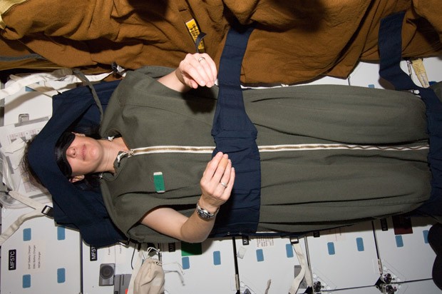 Astronauta dormindo (Foto: NASA)