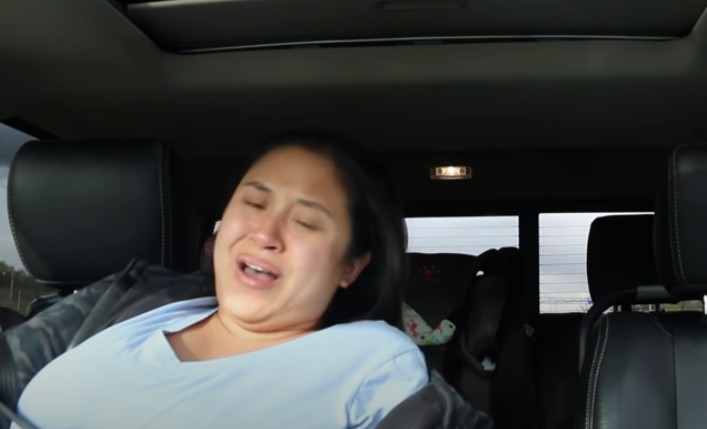 Mãe dá à luz dentro de veículo  (Foto: Reprodução: YouTube )