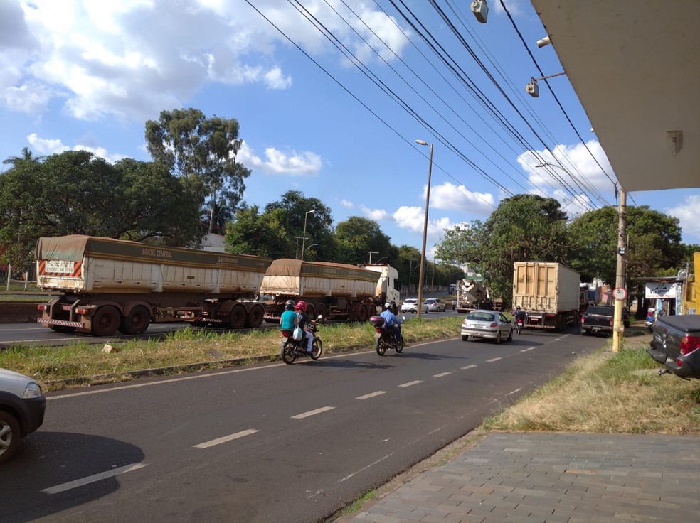 Acidente provoca congestionamento na BR-365 em Uberlândia — Foto: Marcelo Silva