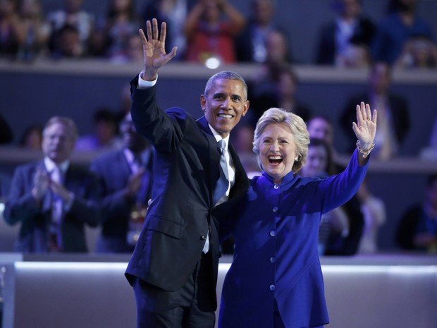 Hillary apareceu no fim do discurso de Obama para saudá-lo na convenção democrata (Foto: Lucy Nicholson/Reuters)