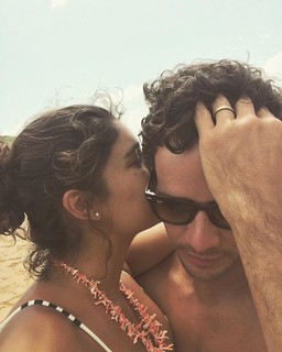 Grávida, Sophie Charlotte celebra Valentine's Day na praia com Daniel de Oliveira: "Te amo!"