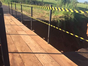 Passarela foi instalada nesta segunda-feira (30), em Sagres (Foto: Betto Lopes/ TV Fronteira)