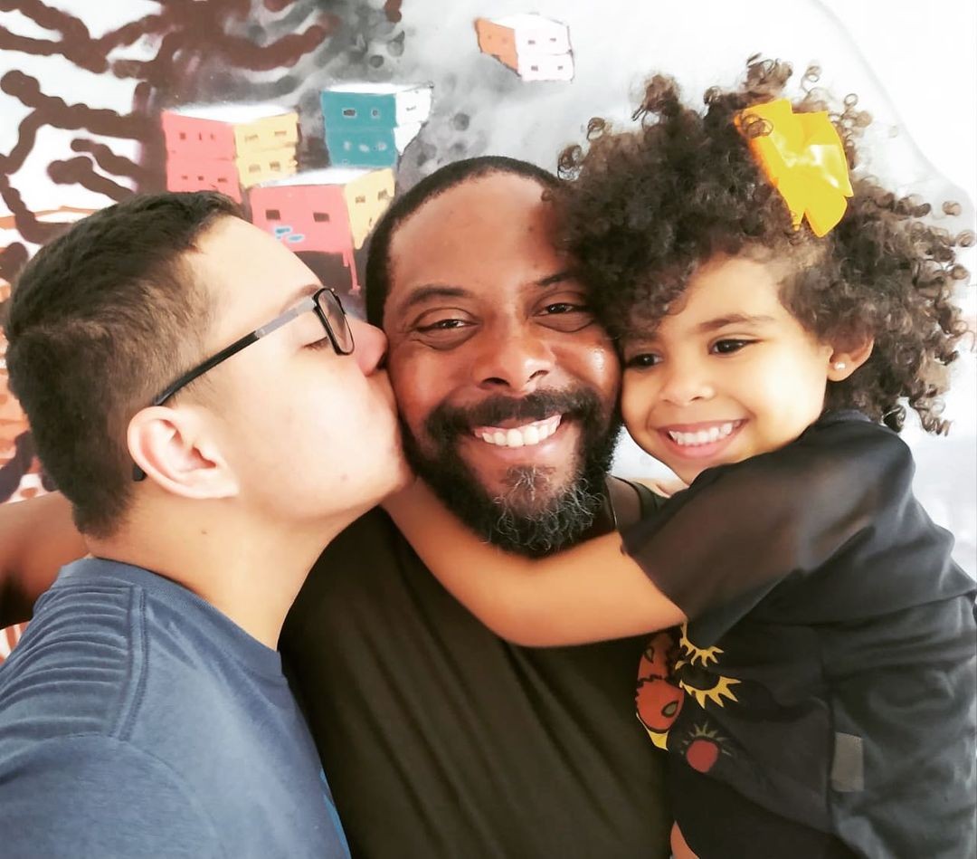 André Ramiro com os filhos Sol e Andrew (Foto: Reprodução/Instagram)