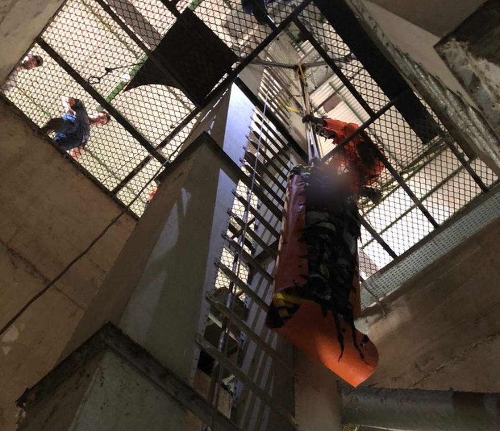 Poço tinha oito metros de prfundidade — Foto: Corpo de Bombeiros
