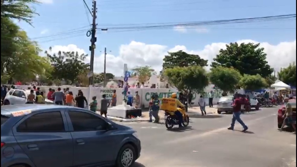 Policiais trocam tiros e ficam feridos após discussão em cemitério no Piauí — Foto: Tiago Mendes/TV Clube