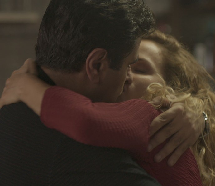 Hugo e Gilda se beijam (Foto: TV Globo)