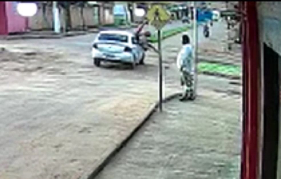 Momento em que bicicleta com mãe e filhas foi atingida por carro — Foto: Reprodução