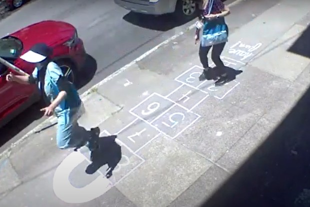Amarelinha anima pedestres em São Francisco e vídeo viraliza no Brasil (Foto: Reprodução / Youtube)
