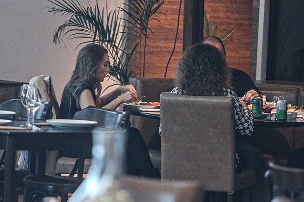 Carla Diaz janta com amigos e posa para fotos com fãs (Foto: Edson Aipim/AgNews)