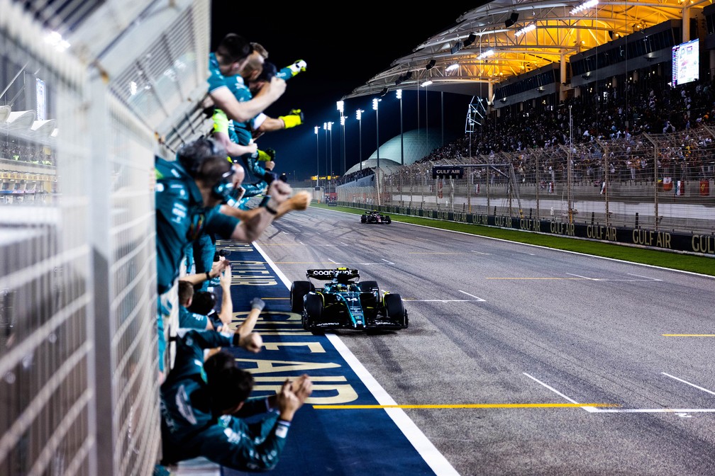 Fernando Alonso recebe a bandeirada no GP do Bahrein, abertura da temporada 2023 da Fórmula 1 — Foto: Zak Mauger/Aston Martin