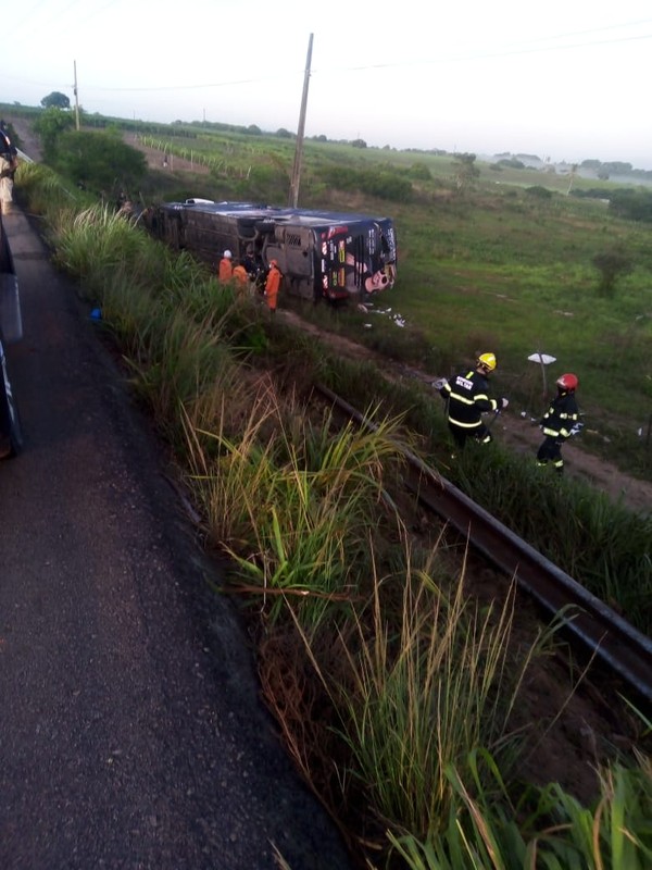 Ônibus com banda e produção do cantor Devinho Novaes toma em São Sebastião, Alagoas — Foto: Arquivo Pessoal
