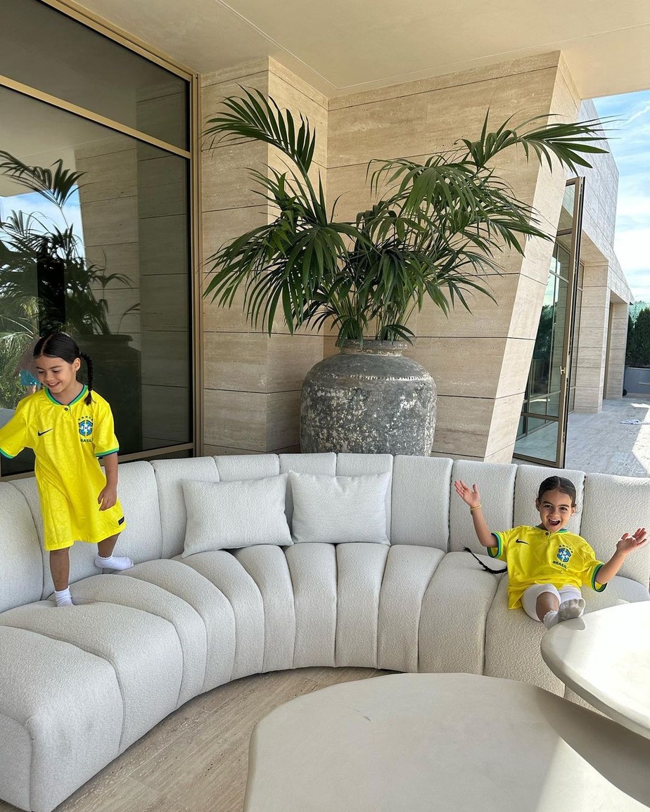 Filhas de Georgina Rodríguez e Cristiano Ronaldo com camisas da seleção brasileira