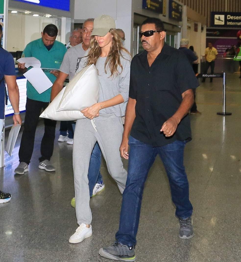 Gisele Bündchen na chegada ao Rio de Janeiro. — Foto: JC Pereira e Marcelo Sabareto/AgNews