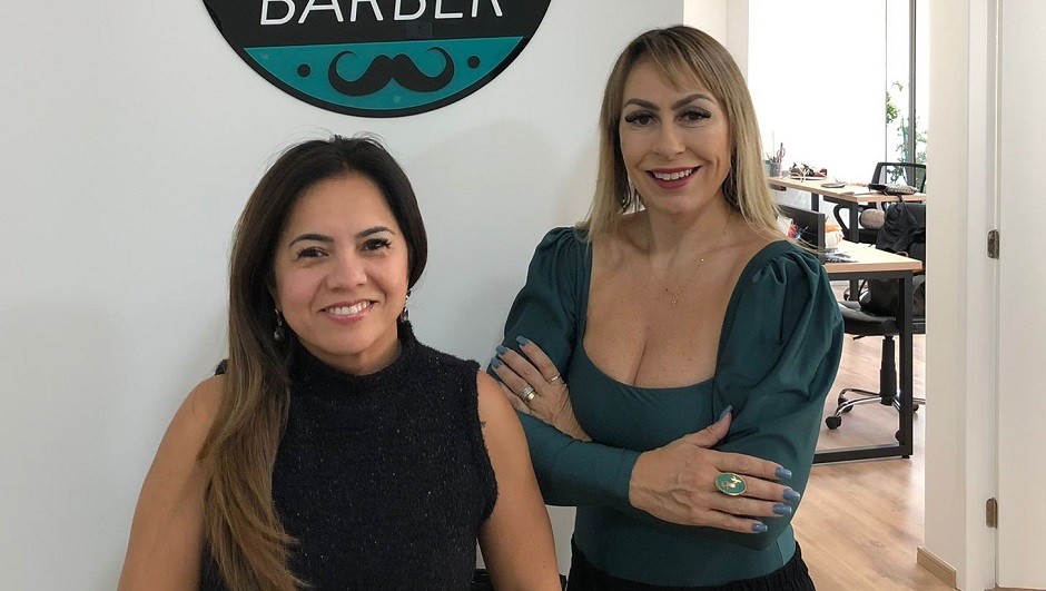 Laura López e Claudia Kiryama, fundadoras da Turquesa Barber (Foto: Divulgação)