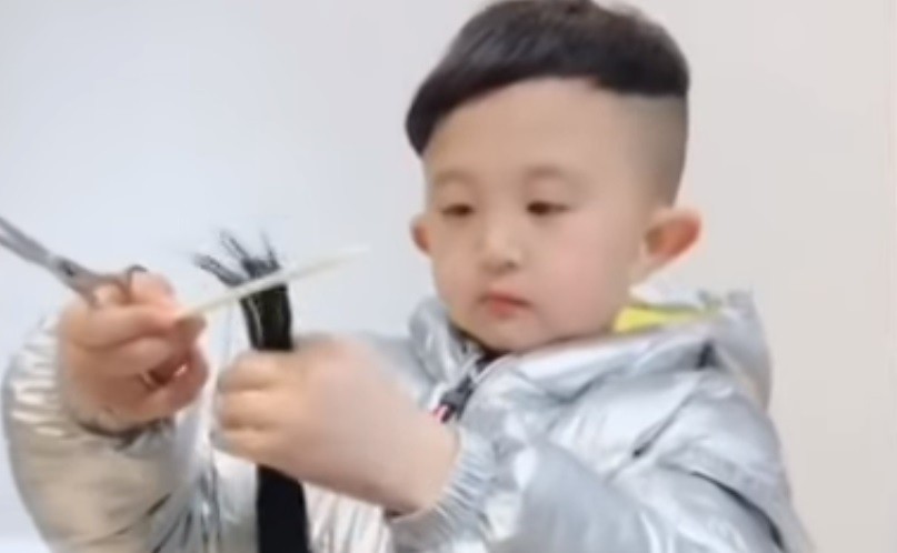 Jiang impressiona com habilidades de cortar cabelos com apenas 6 anos (Foto: Reprodução/ Youtube)