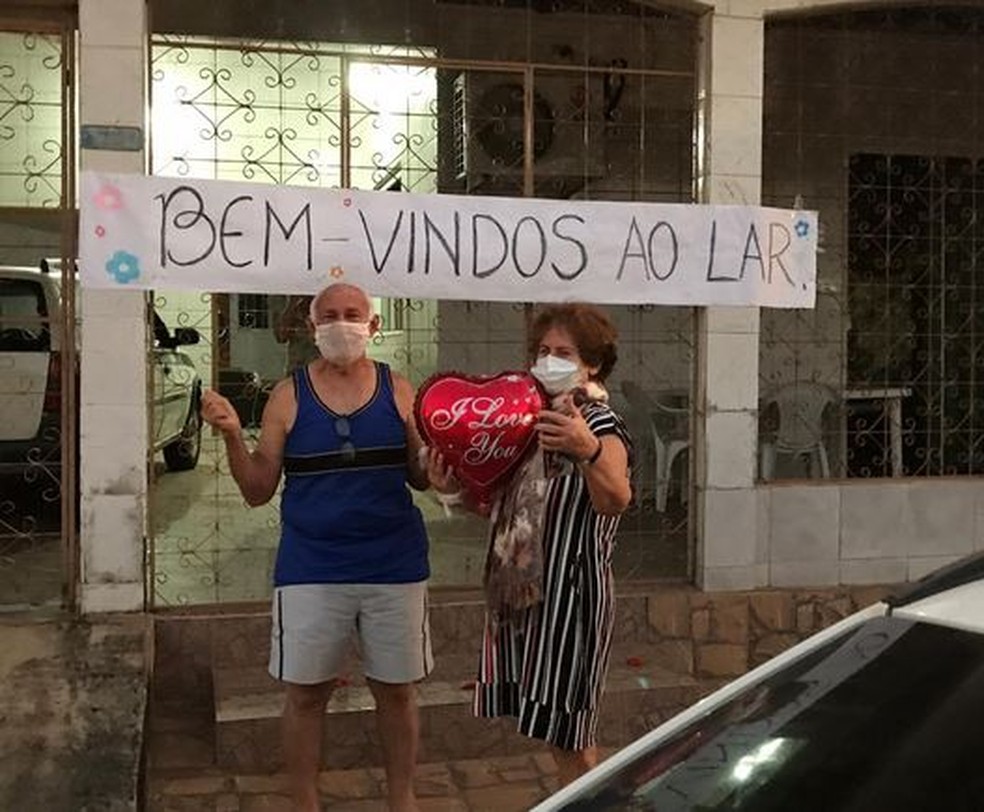 Casal Fátima e João foi recepcionado com homenagens após chegar e casa e vencer a Civod-19 — Foto: Socorro Magalhães/Arquivo pessoal