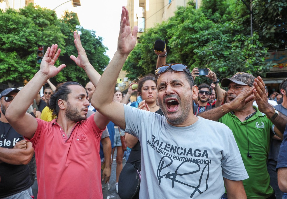 Hussein recebeu apoio de manifestantes que se reuniram em torno da agência bancária, em Beirute — Foto: REUTERS/Mohamed Azakir