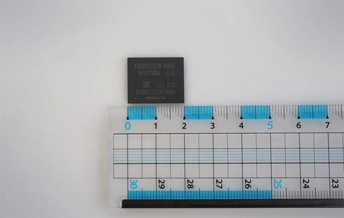 Usando tecnologias de fabricação de chips em 3D, Samsung conseguiu empilhar 512 GB num único chip (Foto: Divulgação/Samsung)