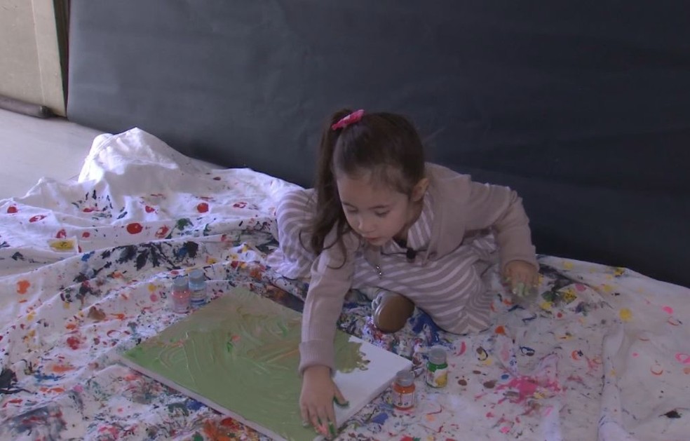 Manu tem 4 anos e recebeu o convite para participar de exposição no Louvre em Paris  — Foto: TV TEM/ Reprodução