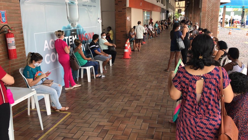 Fila para vacinação contra Covid-19 no shopping Via Direta, em Natal — Foto: Carlos Dhaniel/Inter TV Cabugi