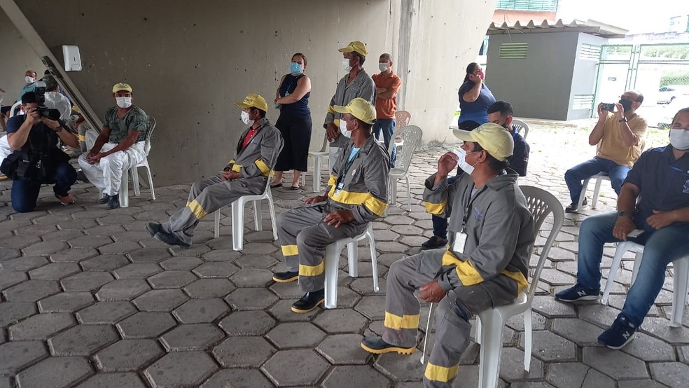 Coveiros recebem vacina em Manaus — Foto: Paulo Paixão/Rede Amazônica