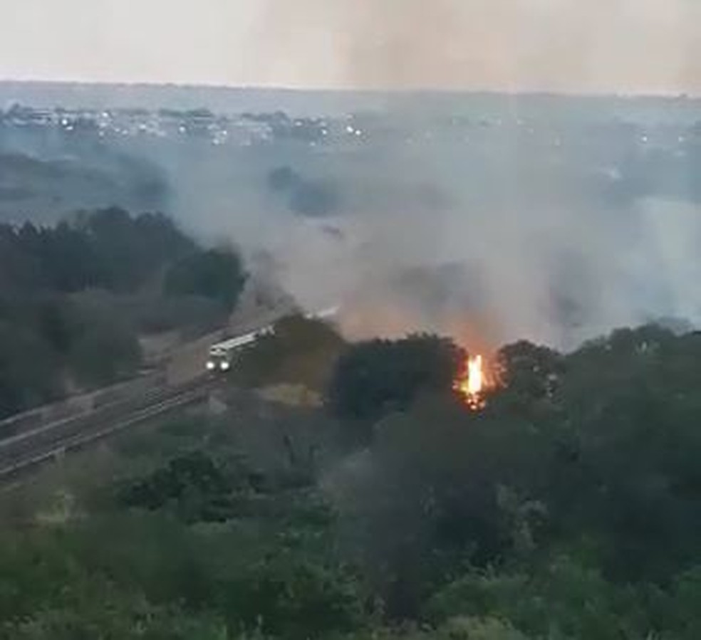 Vagões do metrô no DF atravessam fumaça de incêndio próximo a trilhos ...