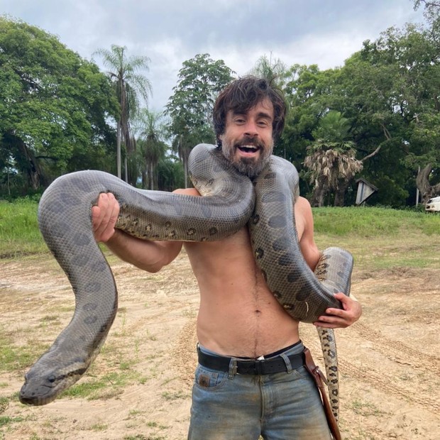 Ator Erom Cordeiro com sucuri-verda nos bastidores de Pantanal (Foto: Instagram/Reprodução)