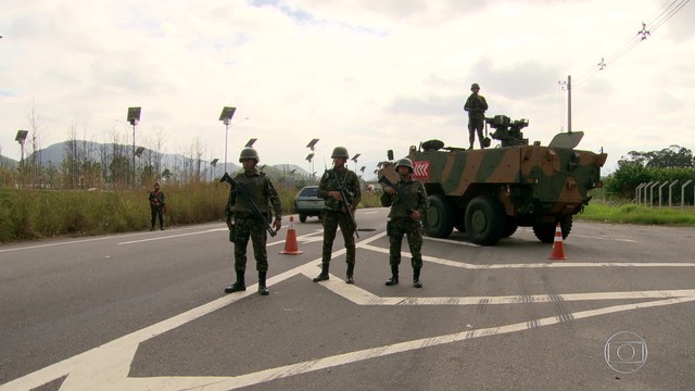 No sábado, militares estavam distribuídos em sete pontos do Arco Metropolitano (Foto: Reprodução / TV Globo)