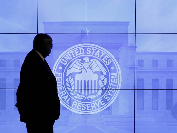 Segurança caminha na sede do Federal Reserve, em Washington, D.C., nesta quarta-feira (15) (Foto: REUTERS/Kevin Lamarque)