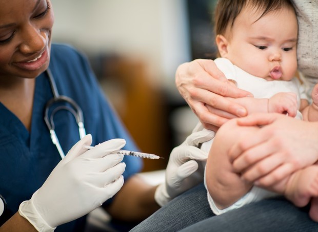 Bebê tomando vacina (Foto: Getty Images)