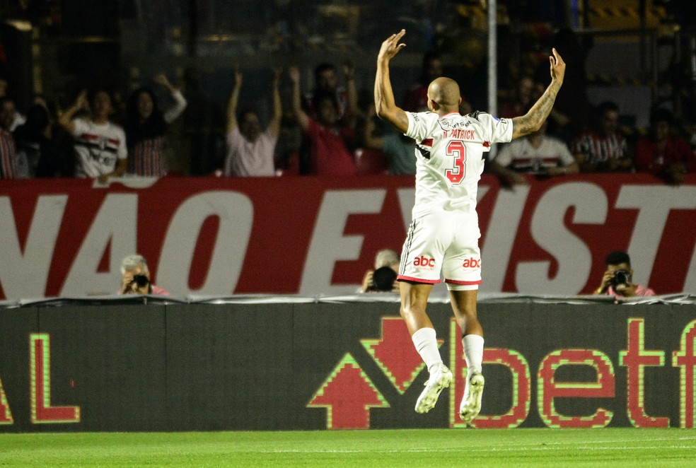 Patrick comemora gol em São Paulo x Atlético-GO — Foto: Marcos Ribolli