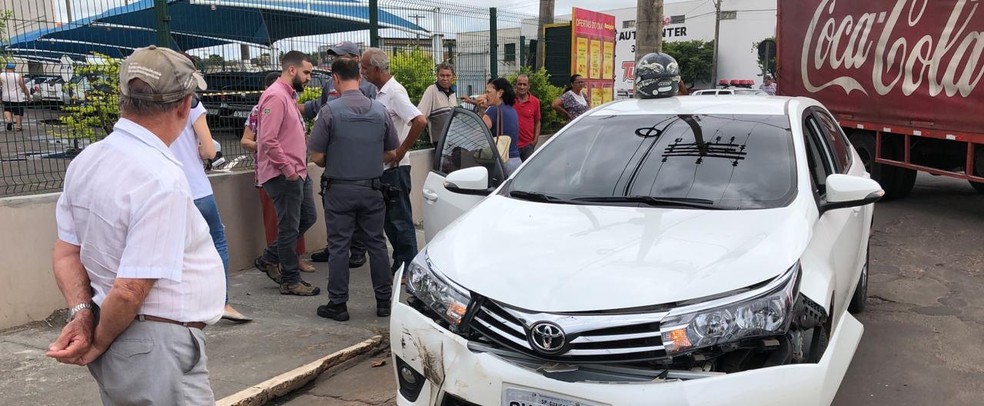 Carro que se envolveu no acidente em Lins ficou com frente danificada  — Foto: Valdivino Carvalho / Arquivo pessoal 