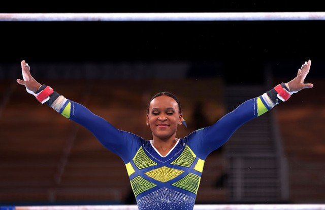 TOKYO, JAPAN - JULY 29: Rebeca Andrade of Team Brazil competes on uneven bars during the Women's All-Around Final on day six of the Tokyo 2020 Olympic Games at Ariake Gymnastics Centre on July 29, 2021 in Tokyo, Japan. (Photo by Jamie Squire/Getty Images) (Foto: Getty Images)