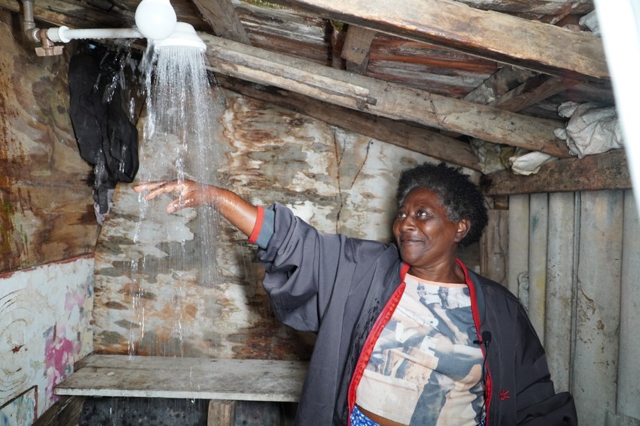 A empregada doméstica desempregada Rudi Silva Martins agora com água encanada em casa