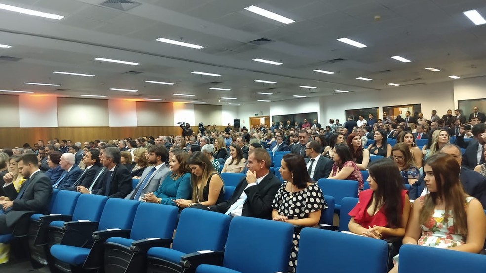 Cerimonia de posse de Alfredo Gaspar de Mendonça ao cargo de Procurador-Geral de Justiça de Alagoas foi acompanhada por autoridades, amigos e familiares — Foto: Matheus Tenório/G1 