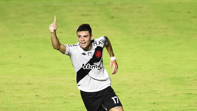 Gabriel Pec comemora o segundo gol dele e do Vasco contra o Nova Iguaçu