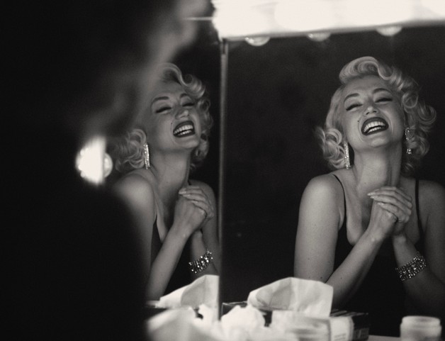 A atriz Ana de Armas como Marilyn Monroe (1926-1962) em cena de Blonde (2022) (Foto: Divulgação)