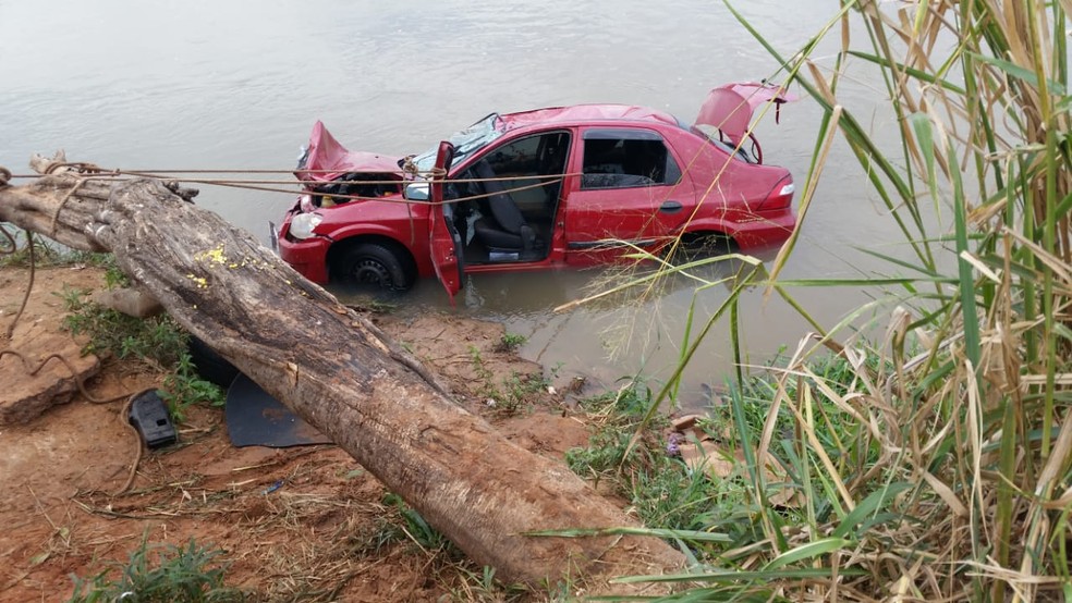 Duas pessoas morreram com a queda de carro no Rio Santo Anastácio, em Presidente Venceslau (Foto: Heloise Hamada/TV Fronteira)
