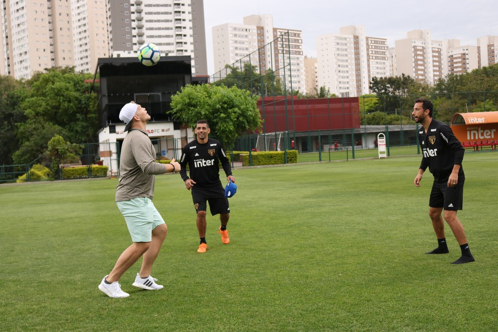 Mas no final, Chase já mostrava intimidade com a bola para bater um altinho com Diego Souza e Nenê — Foto: Adriano Albuquerque