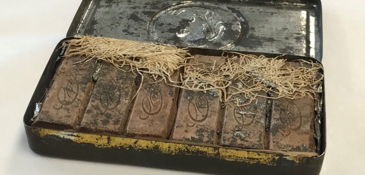 Chocolates de 120 anos são achados intactos em biblioteca na Austrália (Foto: Divulgação)