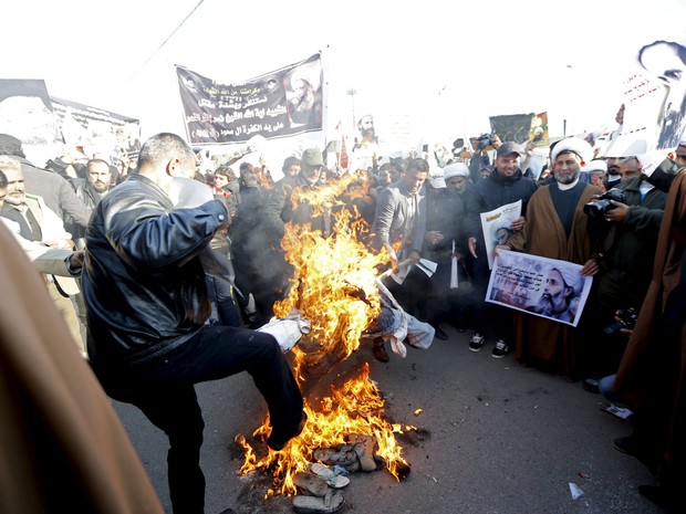 Manifestantes protestam contra a morte do clérigo xiita Nimr al-Nimr em Bagdá no dia 4 de janeiro de 2016 (Foto: Thaier Al-Sudani/Reuters)