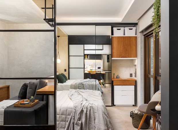 Uma bancada removível com gavetas e a poltrona podem compor o home office do apartamento (Foto: Rafael Ribeiro)
