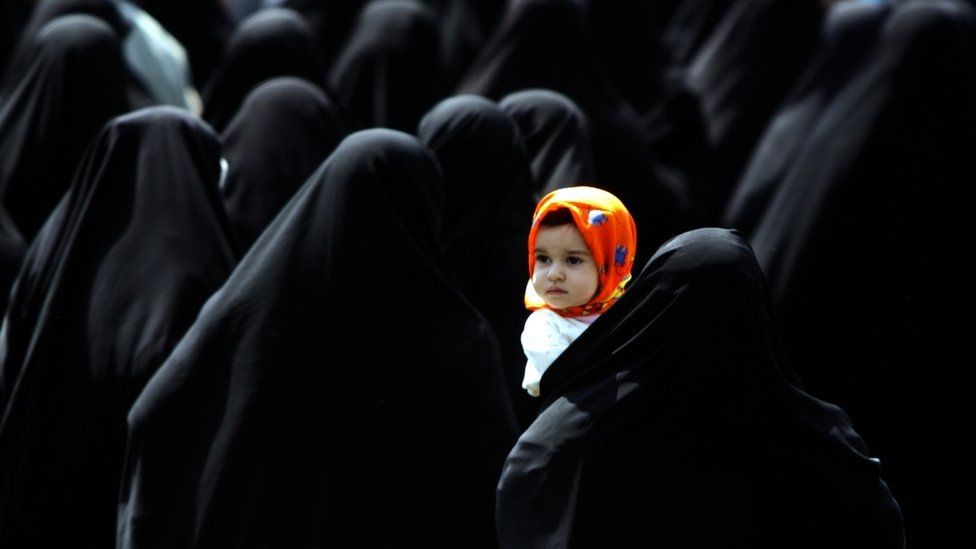 Manifestação pró-hijab em Teerã, em 2006 (Foto: Getty Images via BBC News)