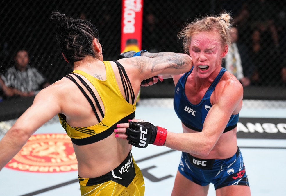Ketlen Vieira acerta golpe rodado contra Holly Holm no UFC — Foto: Getty Images