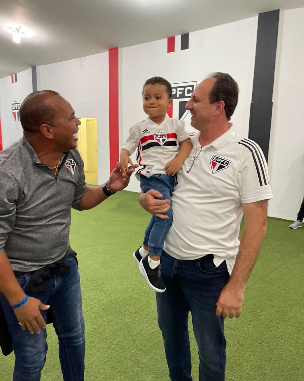 Filho de Aloísio Chulapa conhece Rogério Ceni após a vitória do São Paulo