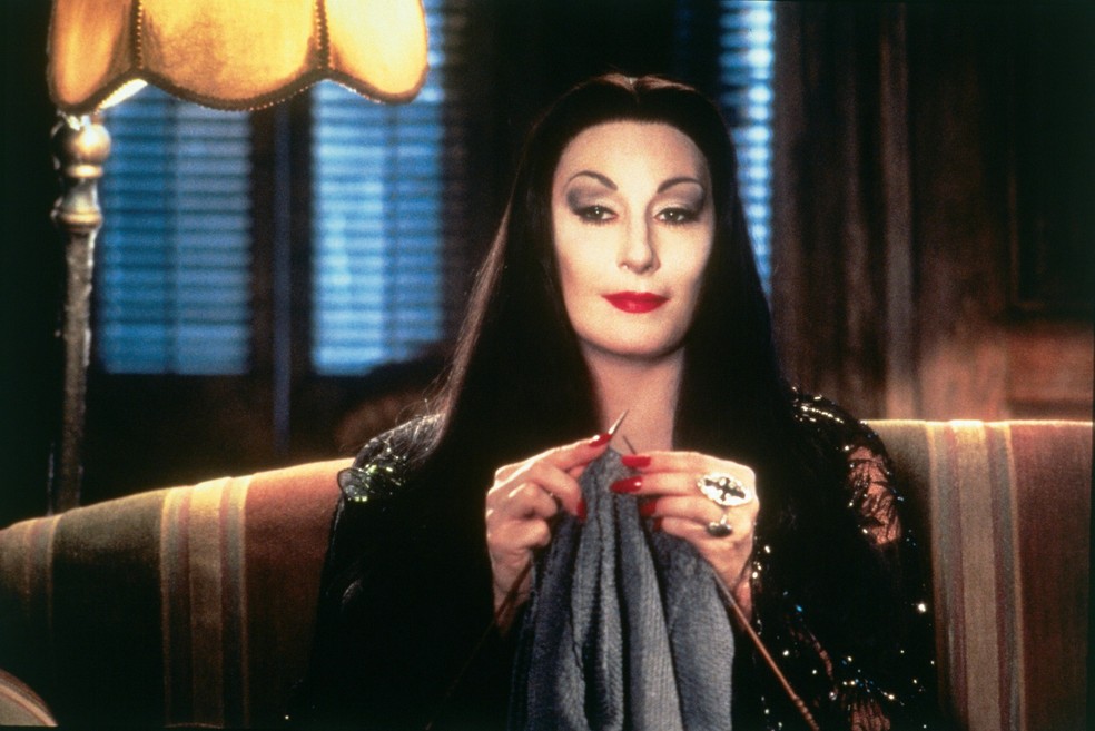 O visual gótico de Morticia a torna uma das mães mais fora da rota na cultura pop — Foto: Reprodução/IMDb