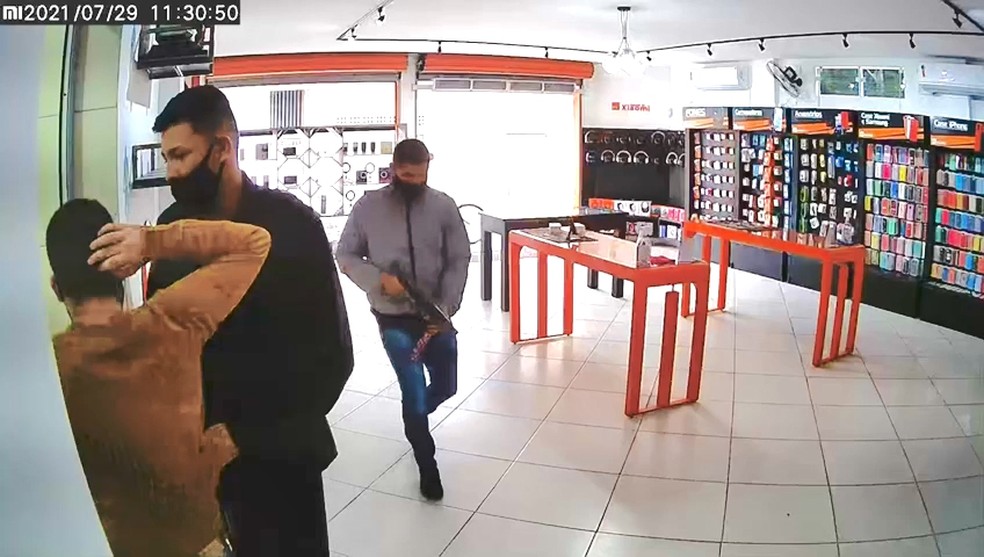 Criminoso usou arma longa para assaltar loja na Serra — Foto: Reprodução/TV Gazeta