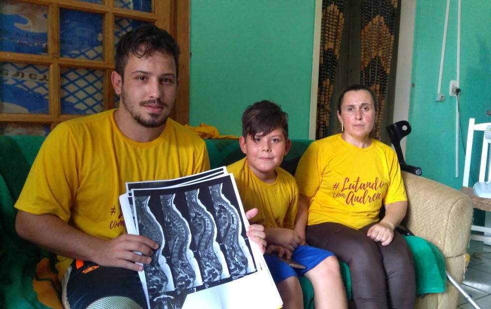 FamÃ­lia ajuda a mobilizar comunidade para conseguir recursos para cirurgia da professora Andrea â Foto: Fabio Lehmen/RBS TV