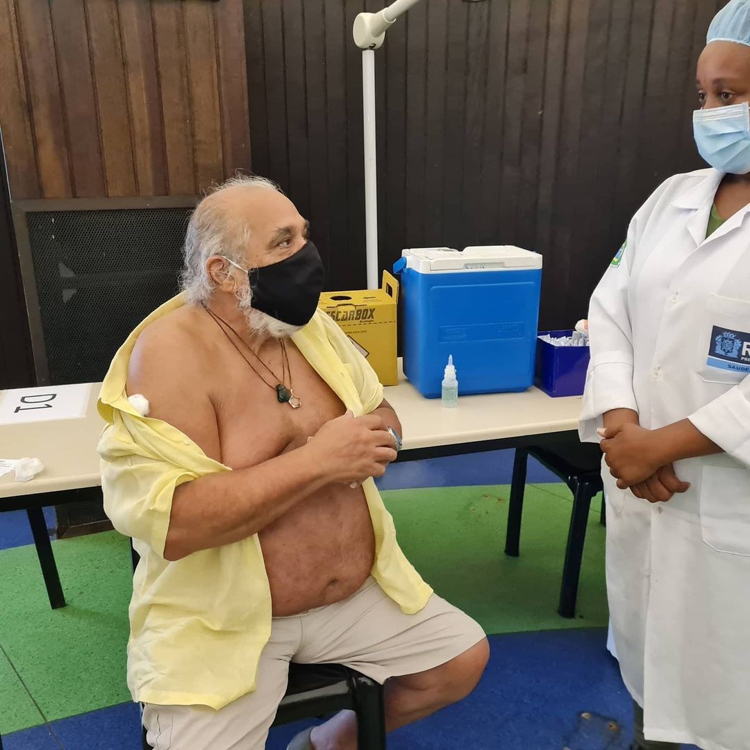 Roberto Bomfim toma vacina (Foto: Reprodução/Instagram)